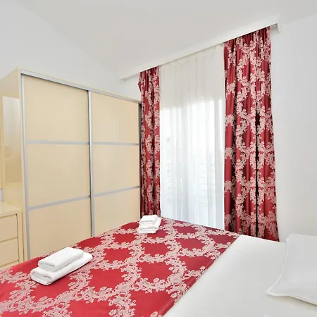 House Perci 1 *
